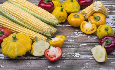 Ahşap bir arka plan üzerinde vejetaryen gıda pişirmek için taze organik sebze.