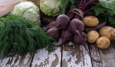 Ev yapımı taze sebzeler. Diyet vejetaryen yemek için. Lahana, pancar, patates ve yeşil dereotu ahşap arka planda..