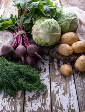 Yeni toplanmış doğal organik sebzeler - lahana, pancar, patates ve dereotlar, vejetaryen yemek pişirmek için ahşap bir arka planda, kopyalama alanı.