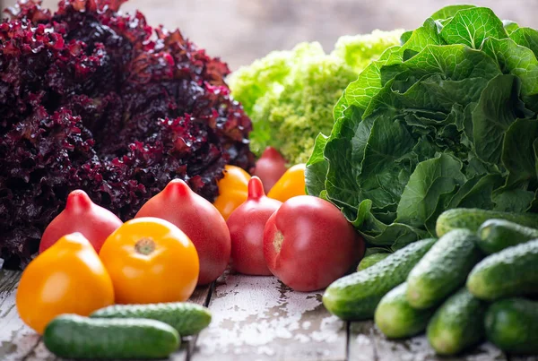 Свежие Домашние Натуральные Овощи Приготовления Диетических Вегетарианских Блюд Помидоры Огурцы — стоковое фото