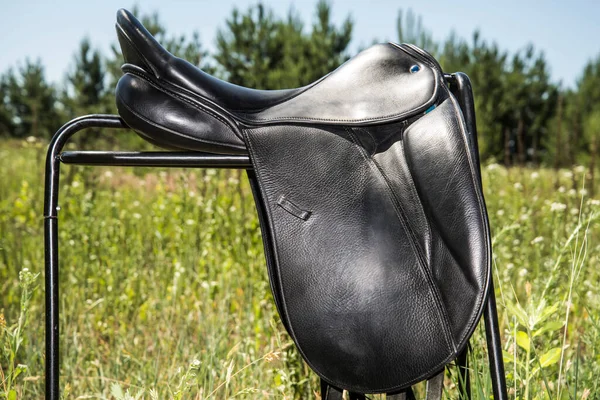 Zijaanzicht Zwart Lederen Paard Zadel Een Speciale Metalen Draagplatform Tegen — Stockfoto