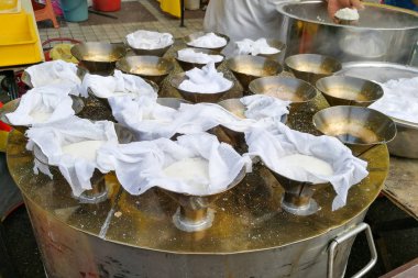 Palm şeker pirinç kek veya Putu satıcı tarafından ramazan ın Bazaarı Malezya sırasında hazır olmak Piring buğulama