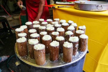 Buğulanmış palm şeker pirinç keki bambu veya Putu bambu sokak durak ramazan buka puasa ın Bazaarı veya iftar sırasında hazır olmak