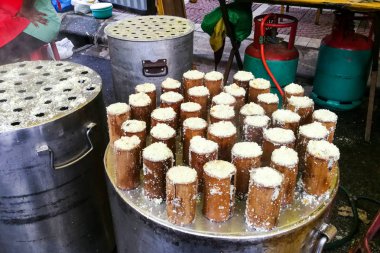 Buğulanmış palm şeker pirinç keki bambu veya Putu bambu sokak durak ramazan buka puasa ın Bazaarı veya iftar sırasında hazır olmak