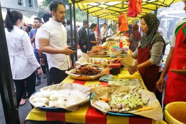 Kuala Lumpur, 23 Mayıs 2018: iftar için yiyecek ve içecek veya hızlı Müslüman oruç Ramazan ayı boyunca kırılma sokak ın Bazaarı mutfağı satan satıcıları