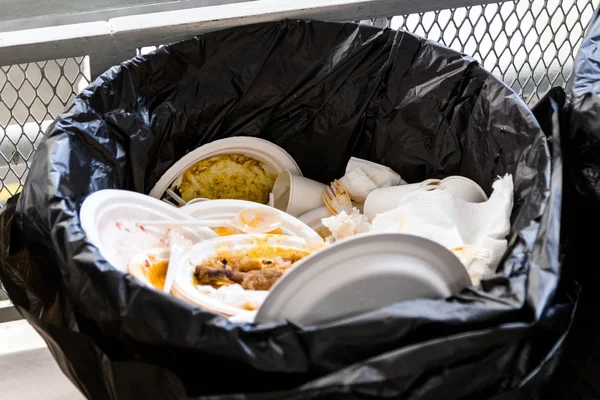 Umweltunfreundliche Styroporplatten Und Becher Plastiktüte Entsorgt — Stockfoto