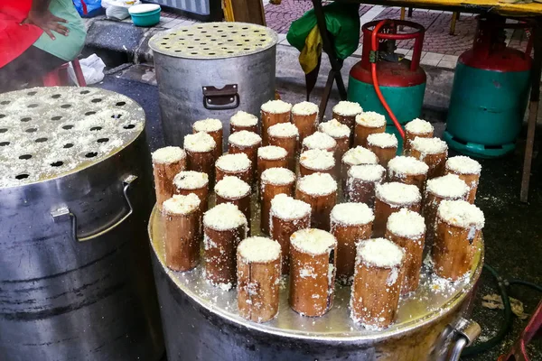 Buğulanmış palm şeker pirinç keki bambu veya Putu bambu sokak durak ramazan buka puasa ın Bazaarı veya iftar sırasında hazır olmak