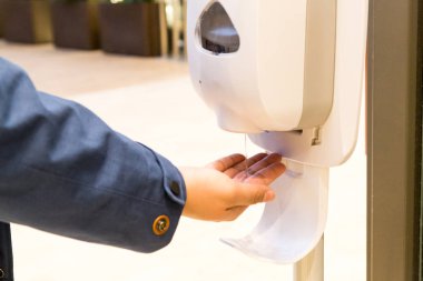 Anti-bakteriyel El Dezenfektan temizleyici kabına Japonya genel alışveriş merkezi ile el temizleme kişi