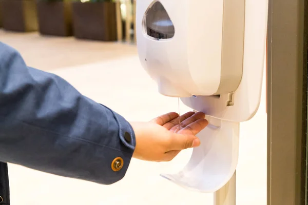 Persoon Schoonmaken Van Hand Met Bacteriële Hand Sanitizer Desinfecterende Dispenser — Stockfoto