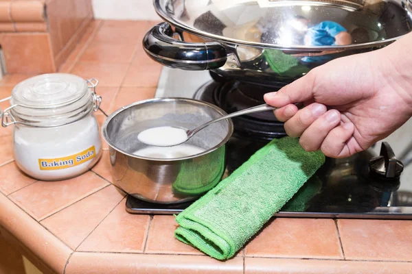 Pessoa Segurando Colher Bicarbonato Sódio Misto Agente Limpeza Natural Eficaz — Fotografia de Stock