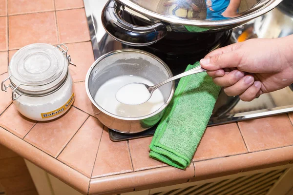 Persona Che Tiene Cucchiaio Bicarbonato Sodio Misto Efficace Detergente Naturale — Foto Stock