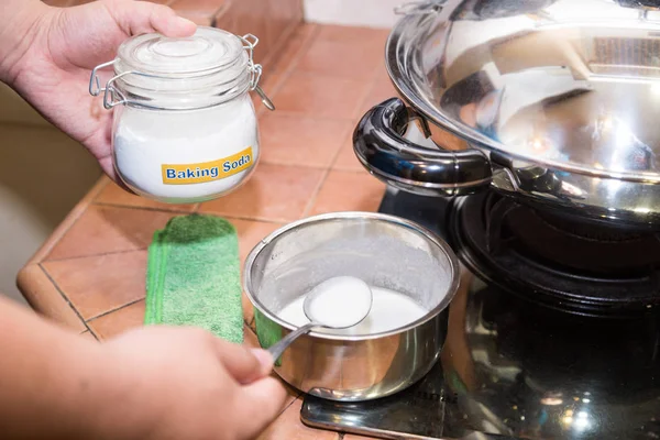 Persona Sosteniendo Cucharada Bicarbonato Sodio Mezclado Agente Limpieza Natural Eficaz — Foto de Stock