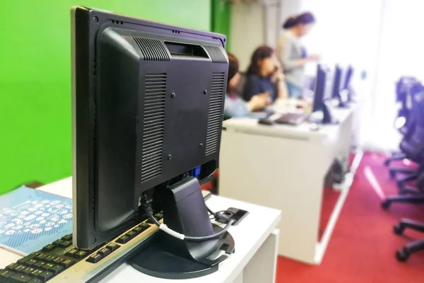 Escola Sala Aula Informática Moderna Com Monitores Computador Oferecem Aulas — Fotografia de Stock