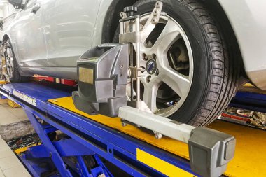 Araba tekerlek geçmesi garajda hassas hizalama ekipman ile Hizala