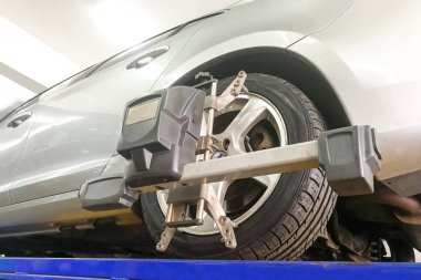 Araba tekerlek geçmesi garajda hassas hizalama ekipman ile Hizala