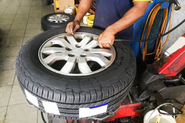 Teknisyen performans otomobil tekerlek lastiği garajda Dengeleme dizi