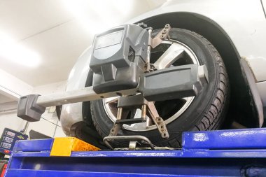Araba tekerlek geçmesi garajda hassas hizalama ekipman ile Hizala