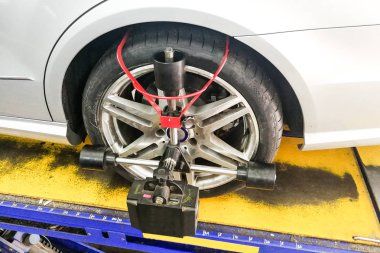 Araba tekerlek geçmesi garajda hassas hizalama ekipman ile Hizala