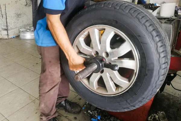 Teknisyen performans otomobil tekerlek lastiği garajda Dengeleme dizi