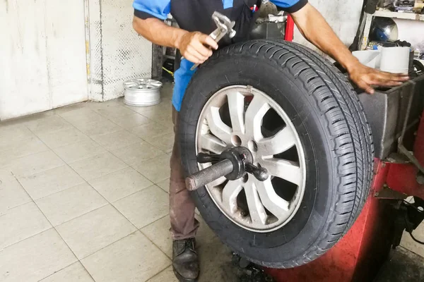 Teknisyen performans otomobil tekerlek lastiği garajda Dengeleme dizi