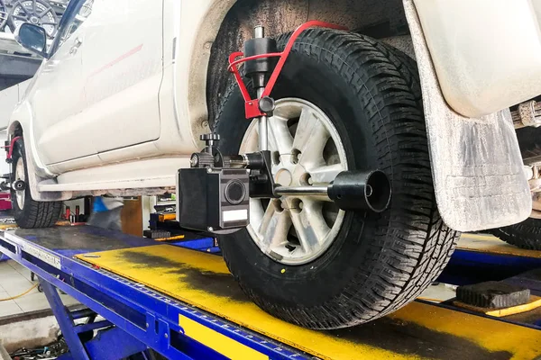 Car Undergo Wheel Align Garage Precision Alignment Equipment — Stock Photo, Image