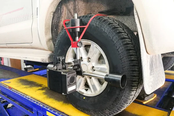 Car Undergo Wheel Align Garage Precision Alignment Equipment — Stock Photo, Image