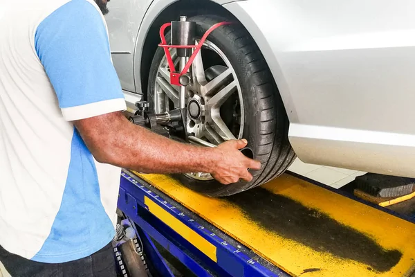 Carro Sofre Alinhamento Roda Garagem Com Equipamentos Alinhamento Precisão — Fotografia de Stock