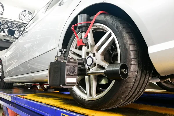 Auto Wird Der Garage Mit Präzisionsmessgeräten Vermessen — Stockfoto