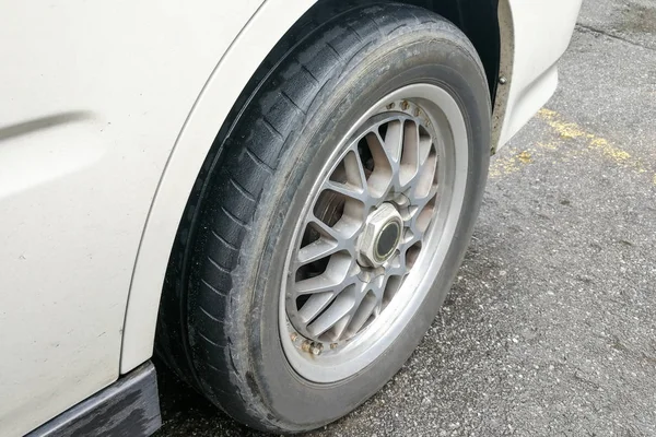 Carro Com Pneu Careca Desgastado Inseguro Representa Risco Acidente Trânsito — Fotografia de Stock