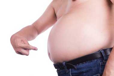 Visseral veya subkutan yağ kendi sağlıksız koca göbekle işaret eden adam. Sağlık riski.