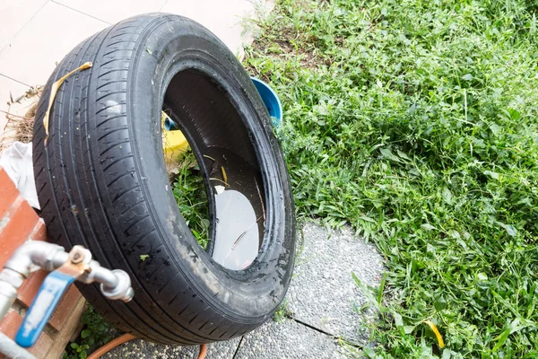 Berdiri Air Terjebak Dalam Ban Dan Wadah Dalam Lingkungan Kotor — Stok Foto