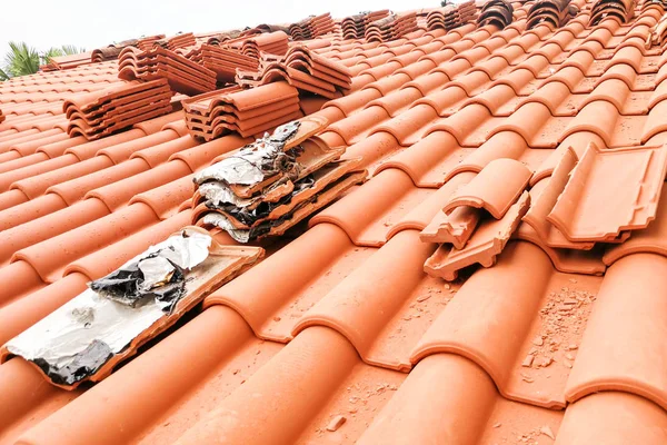 誰も新しいタイルと置き換えられる古いカビの屋根瓦 — ストック写真