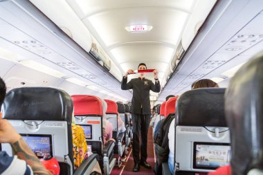 Kuala Lumpur, Malezya, 20 Ağustos 2018: Emanet prosedure ticari Airasia havayolu uçuş önce gösteren steward dizi çıkardı.