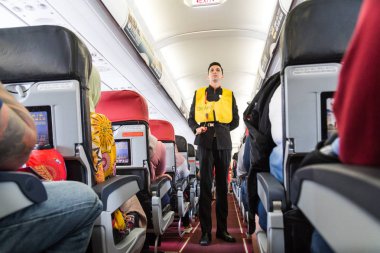 Kuala Lumpur, Malezya, 20 Ağustos 2018: Emanet prosedure ticari Airasia havayolu uçuş önce gösteren steward dizi çıkardı.