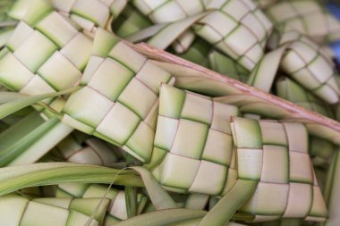 Ketupat, dokuma palmiye yaprak dolma, yapılan hamur tatlısı incelik Hari Raya veya Lebaran Müslüman Malezya arasında sırasında
