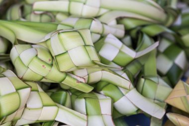 Ketupat, dokuma palmiye yaprak dolma, yapılan hamur tatlısı incelik Hari Raya veya Lebaran Müslüman Malezya arasında sırasında