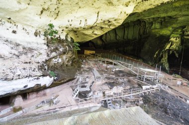Kazı çalışmaları büyük mağaralar, Niah Milli Parkı, Sarawak, Malezya içinde