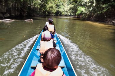 Uzun sürme turist Nefesin'den Merlinau Nehri üzerinde tekne ve temiz su Mulu Milli parkta, Sarawak mağaralar
