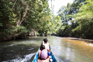 Uzun sürme turist Nefesin'den Merlinau Nehri üzerinde tekne ve temiz su Mulu Milli parkta, Sarawak mağaralar