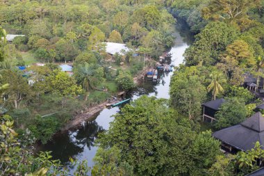 Merlinau Nehri, Mulu Milli Parkı, Sarawak, Malezya çevreleyen yemyeşil yeşil orman havadan görünümü
