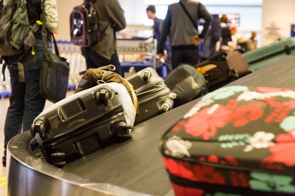 Gros Plan Sac Bagages Sur Bande Transporteuse Aéroport Pour Ramassage — Photo