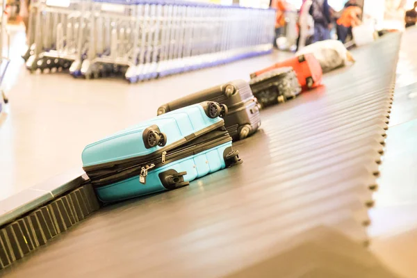 Gros Plan Sac Bagages Sur Bande Transporteuse Aéroport Pour Ramassage — Photo