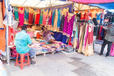 Teluk Intan, Malezya, 1 Mayıs 2018: Etnik Malezya Hint Pazar yerel Hint kültürel Tema merchandize ve turist Pazar tezgahları satan kabini