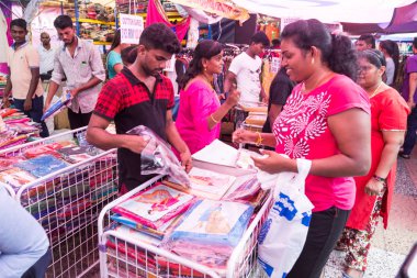 Teluk Intan, Malezya, 1 Mayıs 2018: Etnik Malezya Hint Pazar yerel Hint kültürel Tema merchandize ve turist Pazar tezgahları satan kabini