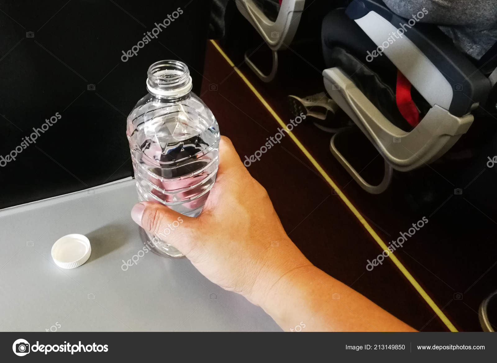 Проносить воду в самолет. Бутылка воды в самолете. Бутылка воды в аэропорту. Мягкая бутылка в самолет. Бутылочки под жидкость в самолет.