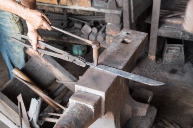 Demirci küçük atölye Malezya içinde işte. Bir solma ticaret.