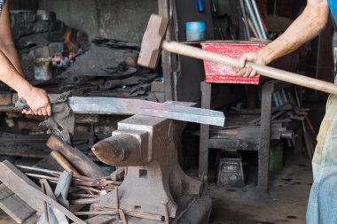 Demirci küçük atölye Malezya içinde işte. Bir solma ticaret.