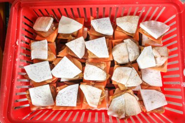 Kızarmış yapışkan pirinç keki için malzemeler içerir yam ve patates. Olarak da bilinen kızarmış Nien Gao, popüler tarifi sırasında Çin yeni yılı