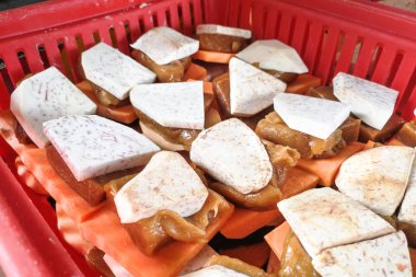 Kızarmış yapışkan pirinç keki için malzemeler içerir yam ve patates. Olarak da bilinen kızarmış Nien Gao, popüler tarifi sırasında Çin yeni yılı