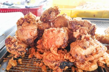 Fried yapışkan pirinç keki yam ve patates içerir. Olarak da bilinen kızarmış Nien Gao, popüler tarifi sırasında Çin yeni yılı